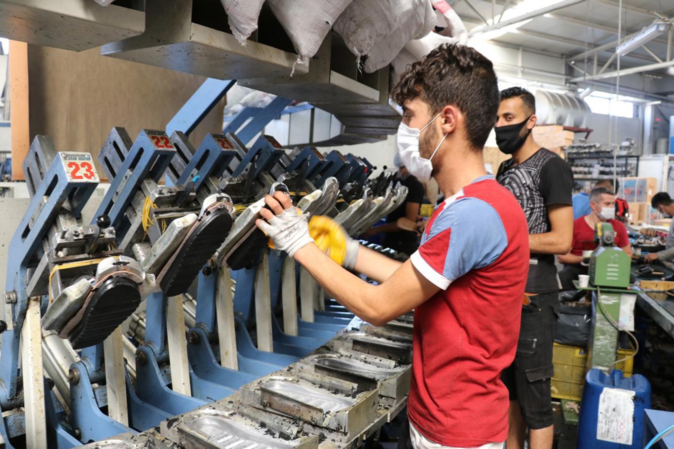 Gaziantep'te yılda yaklaşık 200 milyon çift terlik üretiliyor Gaziantep'te yılda yaklaşık 200 milyon çift terlik üretiliyor